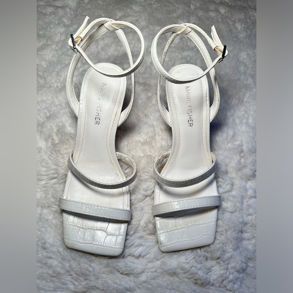 Marc Fisher Heel; size 6 - Picture 3 of 9